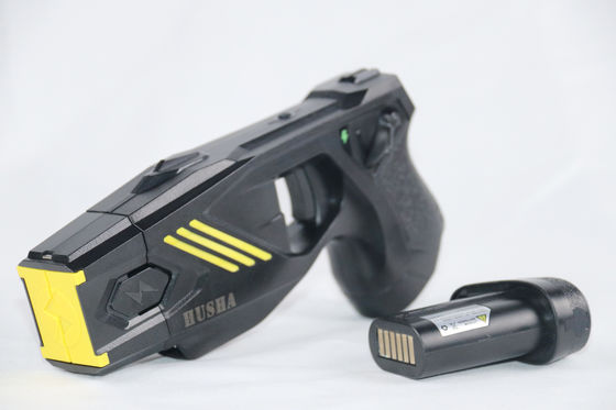 Pistola di stordimento IP57 impermeabile con 55KV di tensione di uscita e batteria ricaricabile da 1400mAh per uso della polizia